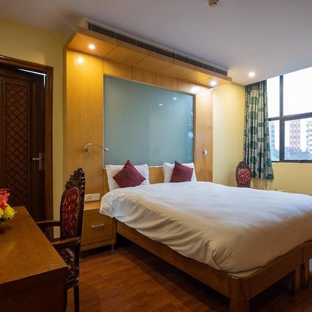 Hotel Emarald, New Delhi Exterior photo